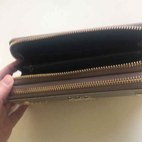 Studded Wristlet in bronze. - Picture 3 of 5